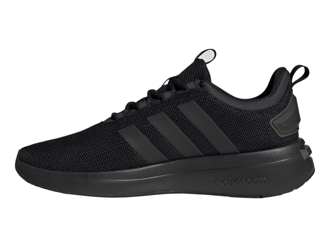 Tenis deportivos Adidas en color negro total con diseño de malla y tres franjas laterales.