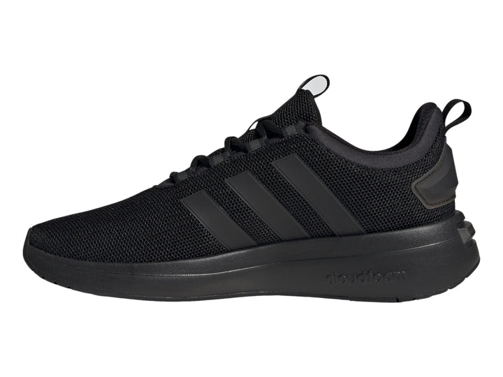 Tenis deportivos Adidas en color negro total con diseño de malla y tres franjas laterales.