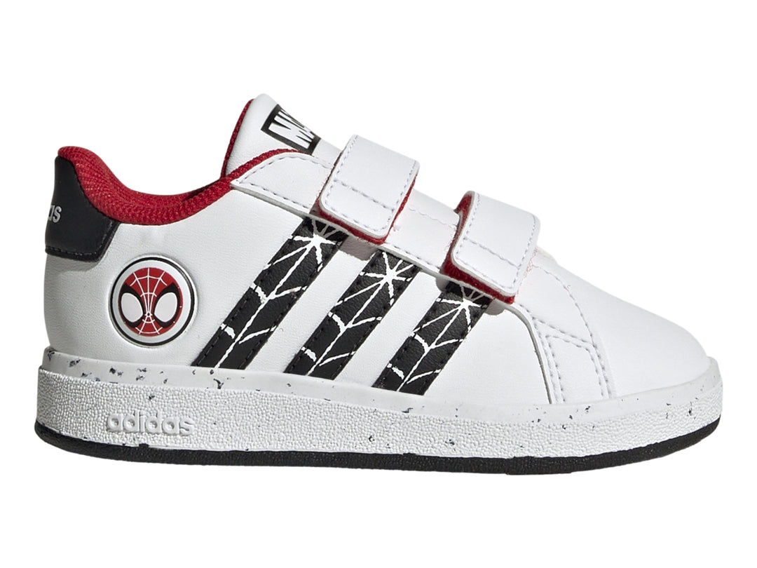 Tenis Adidas blancos para niño con rayas negras, detalles rojos y logo de Spider-Man en el talón.