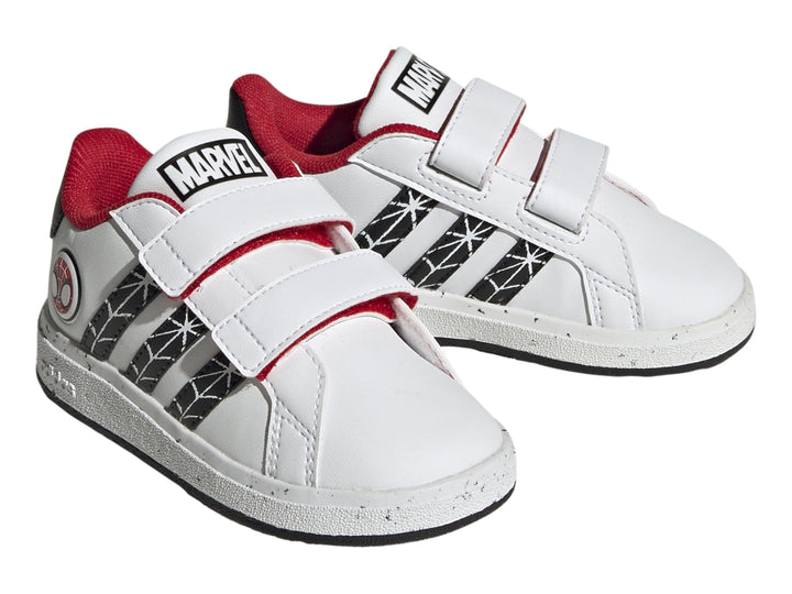Tenis Adidas blancos para niño con rayas negras, detalles rojos y logo de Spider-Man en el talón.