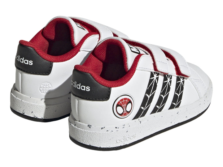 Tenis Adidas blancos para niño con rayas negras, detalles rojos y logo de Spider-Man en el talón.