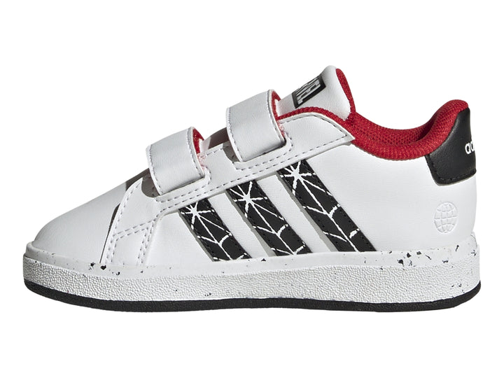 Tenis Adidas blancos para niño con rayas negras, detalles rojos y logo de Spider-Man en el talón.
