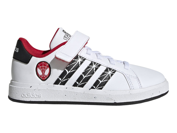 Tenis blancos Adidas para niño con rayas negras y detalles de Spider-Man en rojo.
