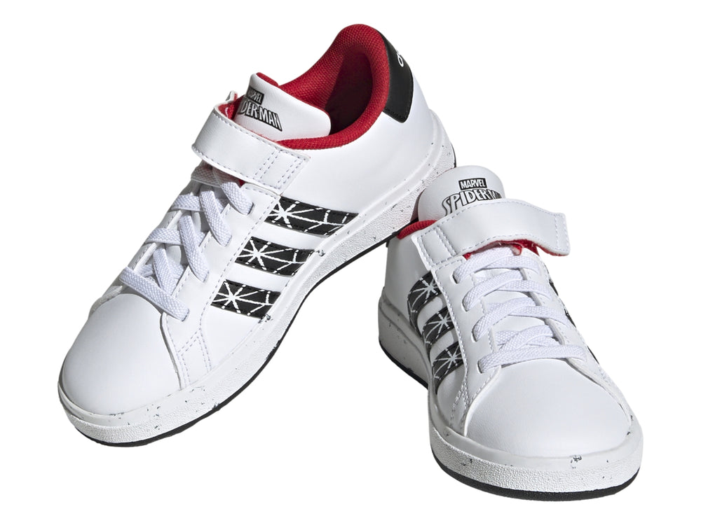 Tenis blancos Adidas para niño con rayas negras y detalles de Spider-Man en rojo.