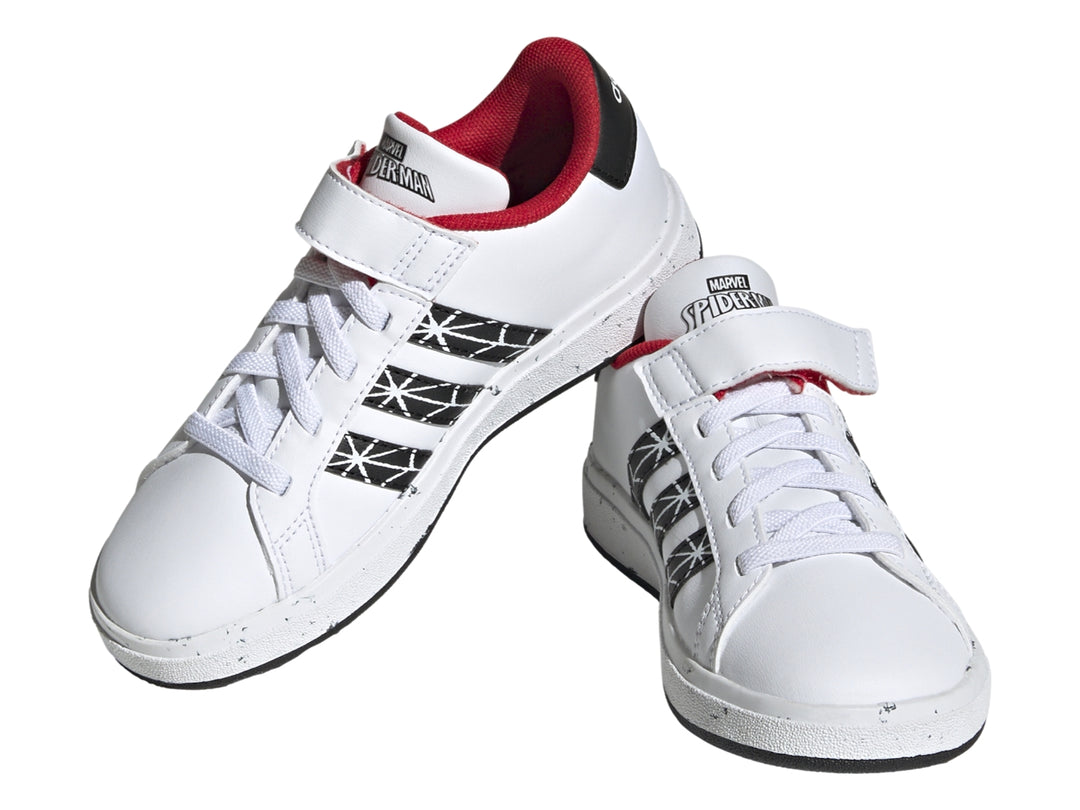 Tenis blancos Adidas para niño con rayas negras y detalles de Spider-Man en rojo.