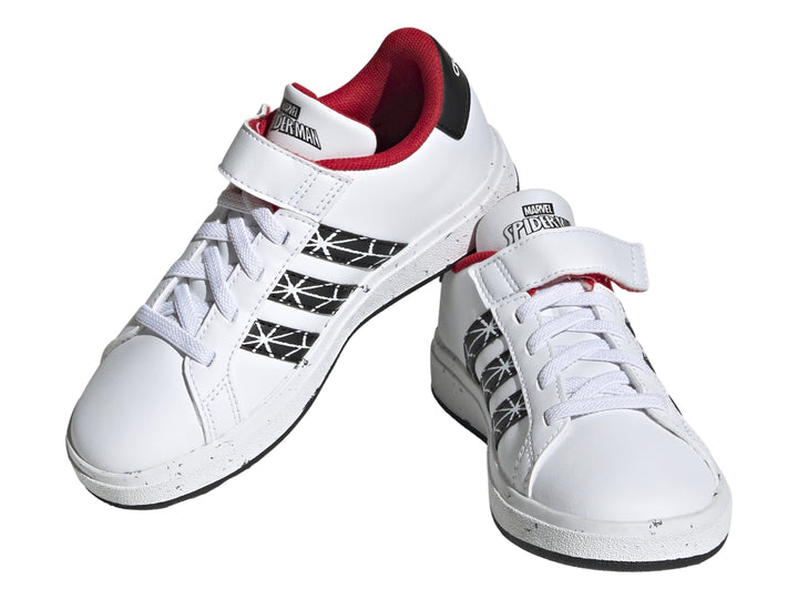 Tenis blancos Adidas para niño con rayas negras y detalles de Spider-Man en rojo.