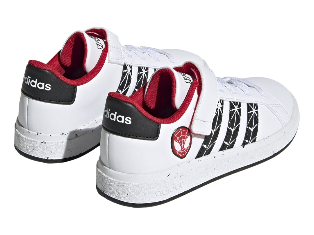 Tenis blancos Adidas para niño con rayas negras y detalles de Spider-Man en rojo.