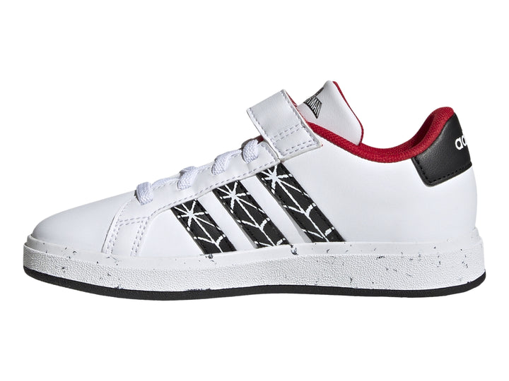 Tenis blancos Adidas para niño con rayas negras y detalles de Spider-Man en rojo.