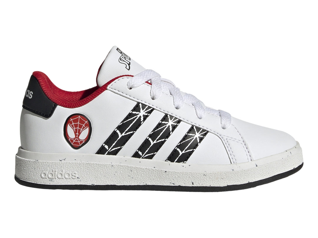 Tenis Adidas blancos para niños con diseño de Spider-Man, rayas negras y detalles en rojo.
