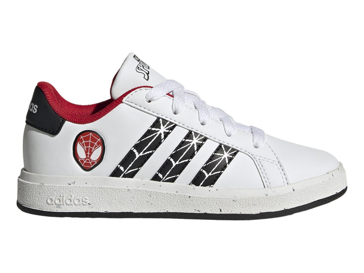 Tenis Adidas blancos para niños con diseño de Spider-Man, rayas negras y detalles en rojo.