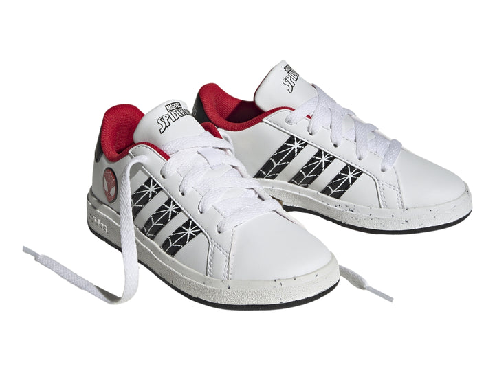 Tenis Adidas blancos para niños con diseño de Spider-Man, rayas negras y detalles en rojo.