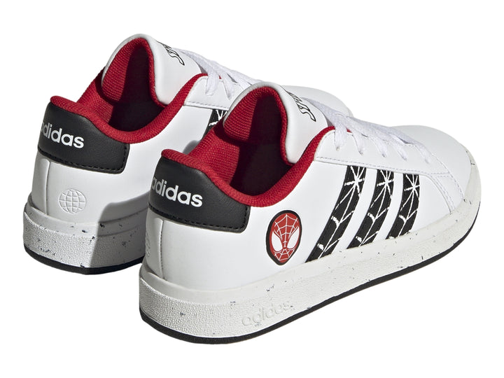 Tenis Adidas blancos para niños con diseño de Spider-Man, rayas negras y detalles en rojo.