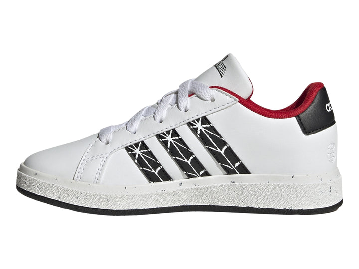 Tenis Adidas blancos para niños con diseño de Spider-Man, rayas negras y detalles en rojo.