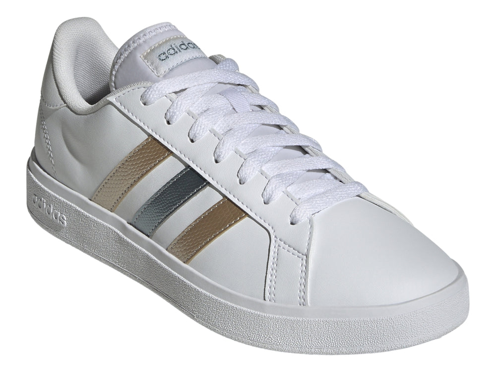 Tenis Adidas blancos con tres franjas metálicas en tonos dorado y plateado y suela blanca.