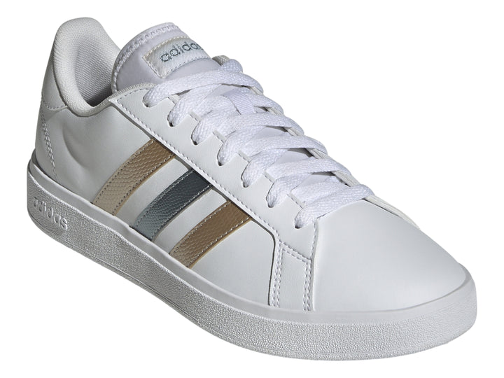 Tenis Adidas blancos con tres franjas metálicas en tonos dorado y plateado y suela blanca.