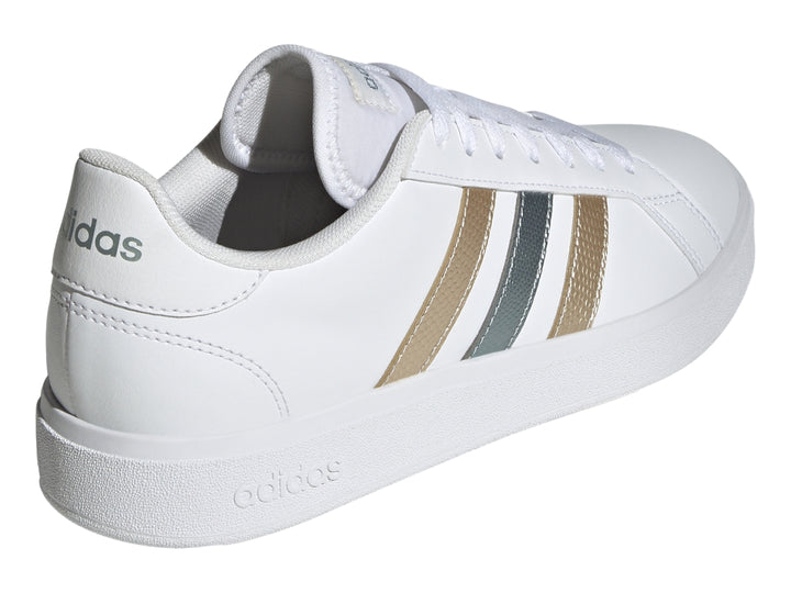 Tenis Adidas blancos con tres franjas metálicas en tonos dorado y plateado y suela blanca.