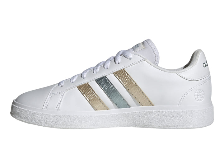 Tenis Adidas blancos con tres franjas metálicas en tonos dorado y plateado y suela blanca.