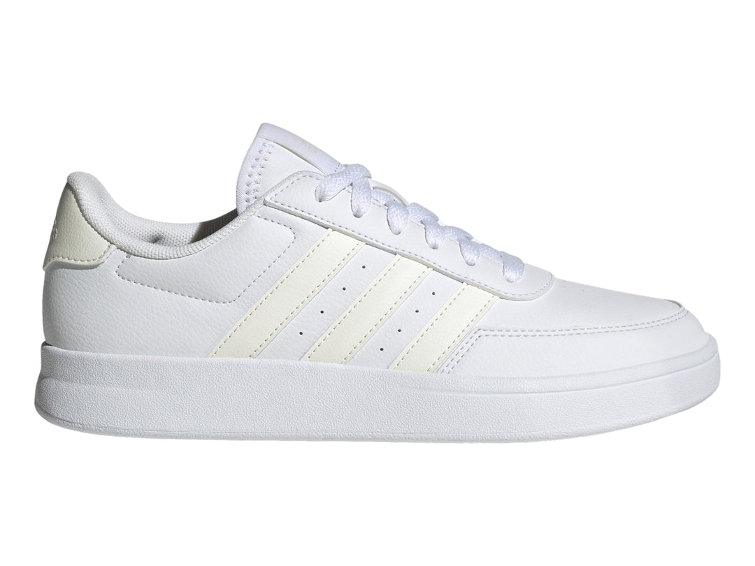 Tenis Adidas Breaknet 2.0 en color blanco con tres franjas laterales en tono crema y suela blanca.