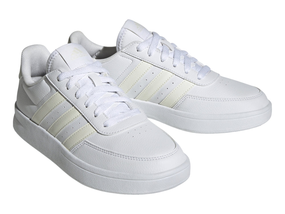Tenis Adidas Breaknet 2.0 en color blanco con tres franjas laterales en tono crema y suela blanca.