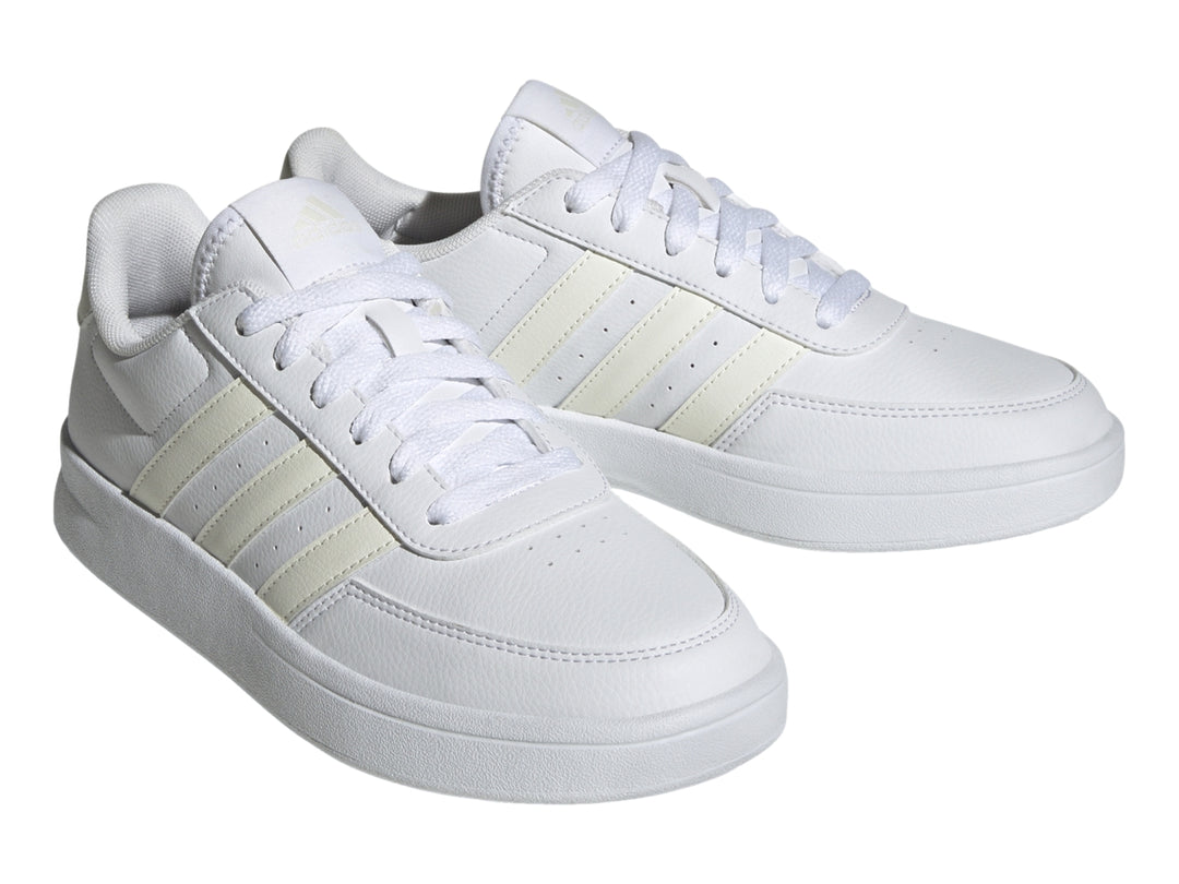 Tenis Adidas Breaknet 2.0 en color blanco con tres franjas laterales en tono crema y suela blanca.