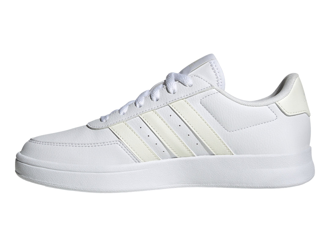 Tenis Adidas Breaknet 2.0 en color blanco con tres franjas laterales en tono crema y suela blanca.