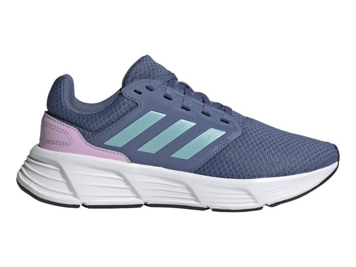 Tenis deportivos Adidas color azul con rayas aqua, detalle lila en el talón y suela blanca.
