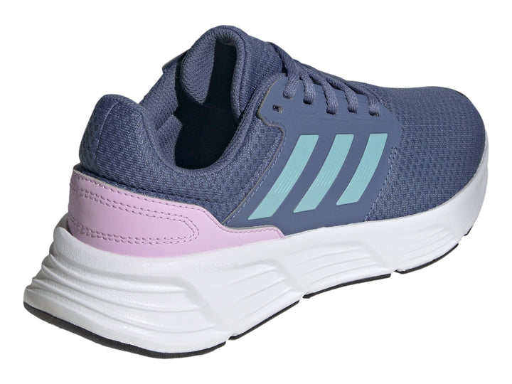 Tenis deportivos Adidas color azul con rayas aqua, detalle lila en el talón y suela blanca.