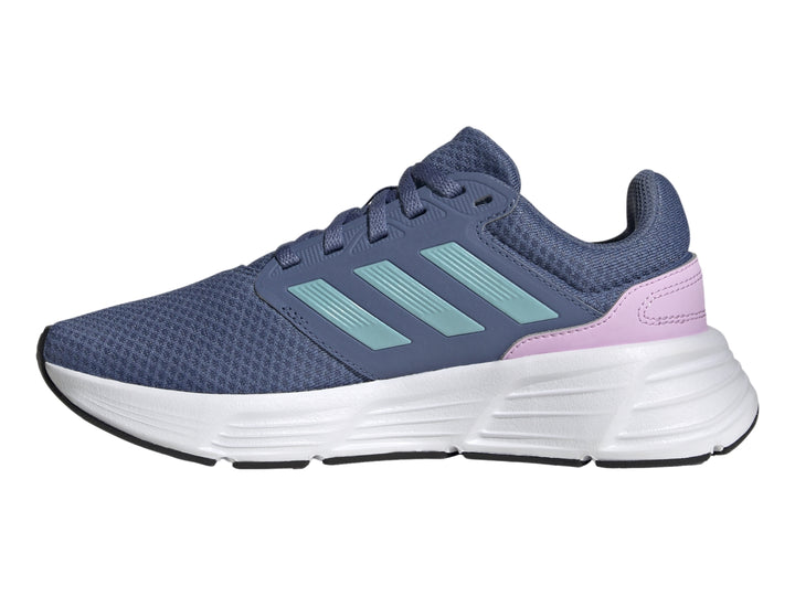 Tenis deportivos Adidas color azul con rayas aqua, detalle lila en el talón y suela blanca.