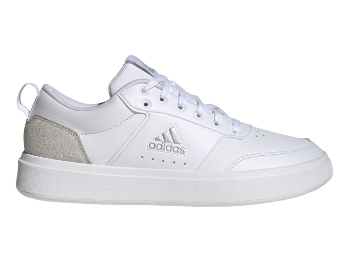 Tenis Adidas blancos con detalle gris en el talón y suela blanca.