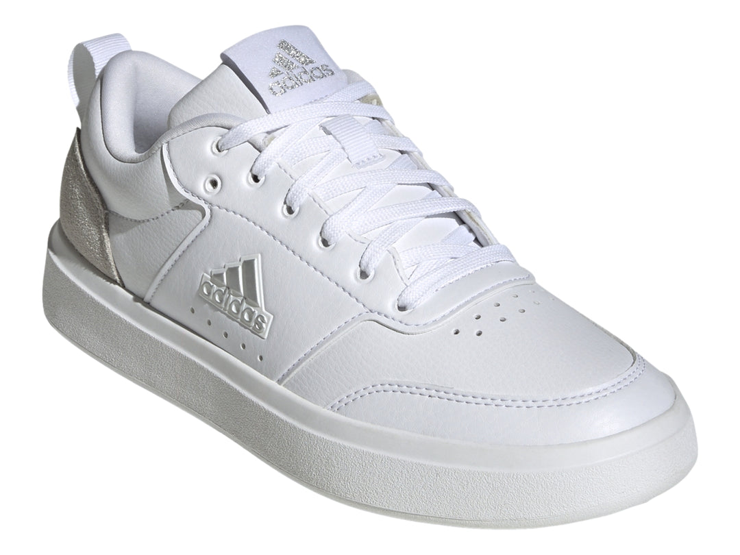 Tenis Adidas blancos con detalle gris en el talón y suela blanca.