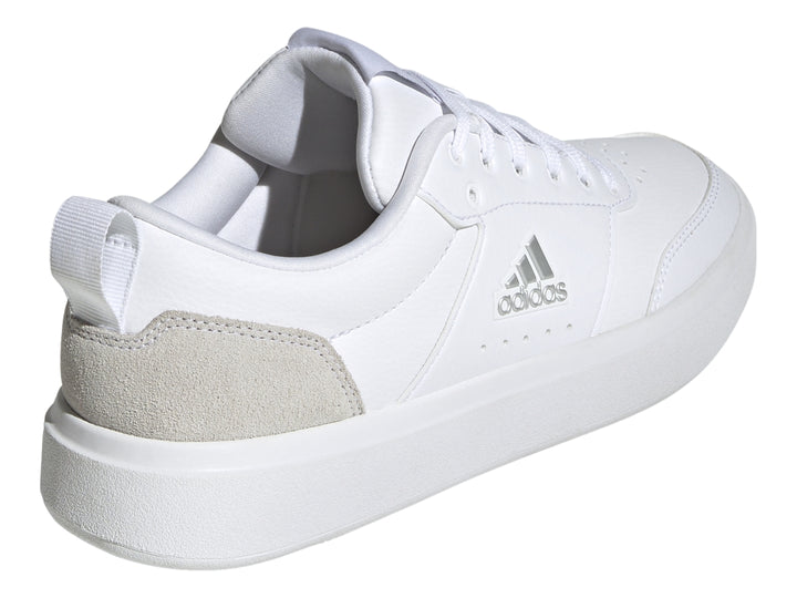 Tenis Adidas blancos con detalle gris en el talón y suela blanca.