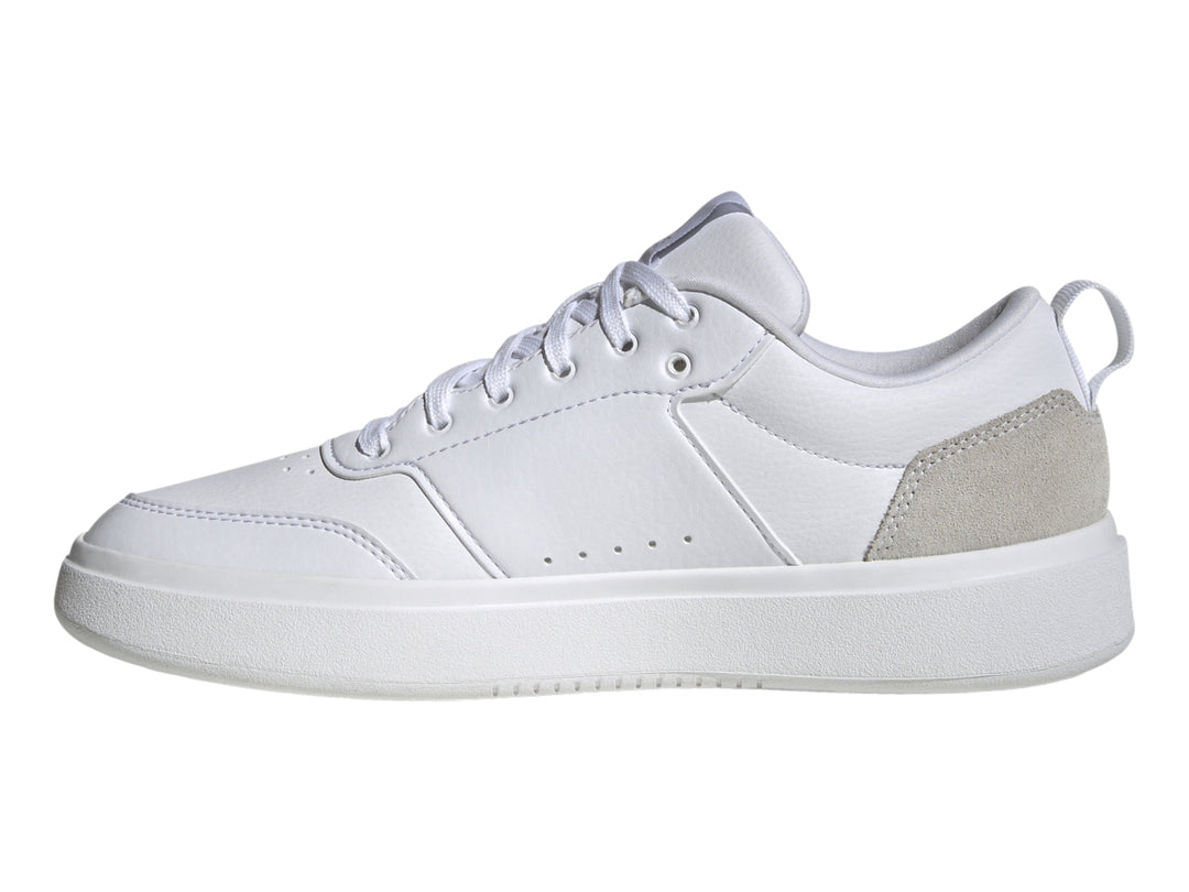 Tenis Adidas blancos con detalle gris en el talón y suela blanca.