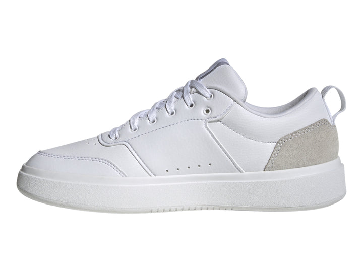 Tenis Adidas blancos con detalle gris en el talón y suela blanca.