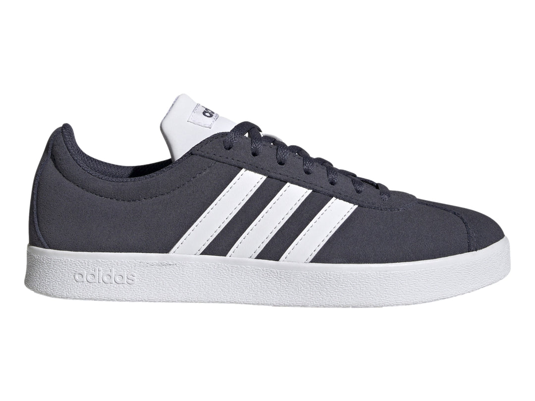 Tenis Adidas VL Court 2.0 color negro con franjas y suela blanca.