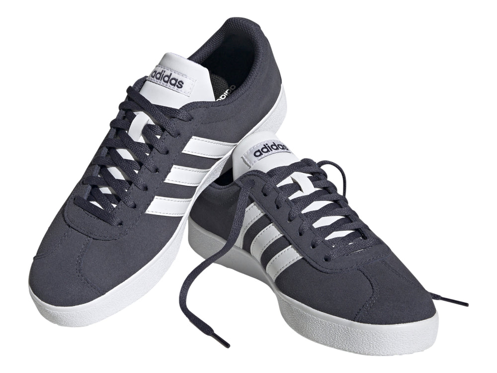 Tenis Adidas VL Court 2.0 color negro con franjas y suela blanca.