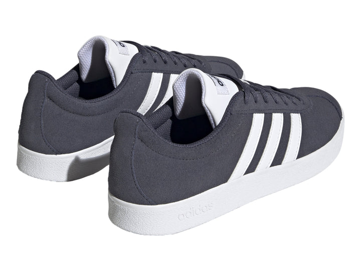 Tenis Adidas VL Court 2.0 color negro con franjas y suela blanca.