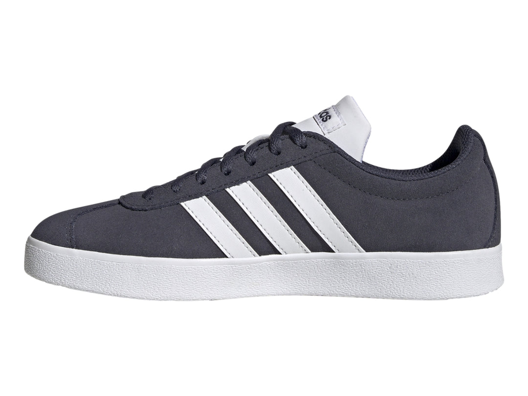 Tenis Adidas VL Court 2.0 color negro con franjas y suela blanca.