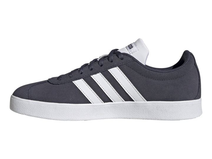 Tenis Adidas VL Court 2.0 color negro con franjas y suela blanca.