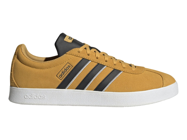 Tenis Adidas VL Court Classic color café mostaza con tres franjas negras y suela blanca.