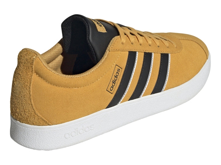 Tenis Adidas VL Court Classic color café mostaza con tres franjas negras y suela blanca.
