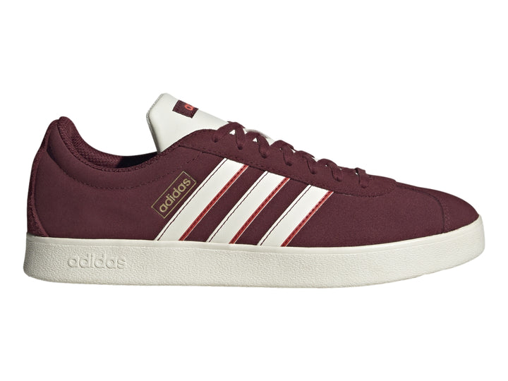 Tenis Adidas VL Court Classic color rojo oscuro con franjas y suela blancas.