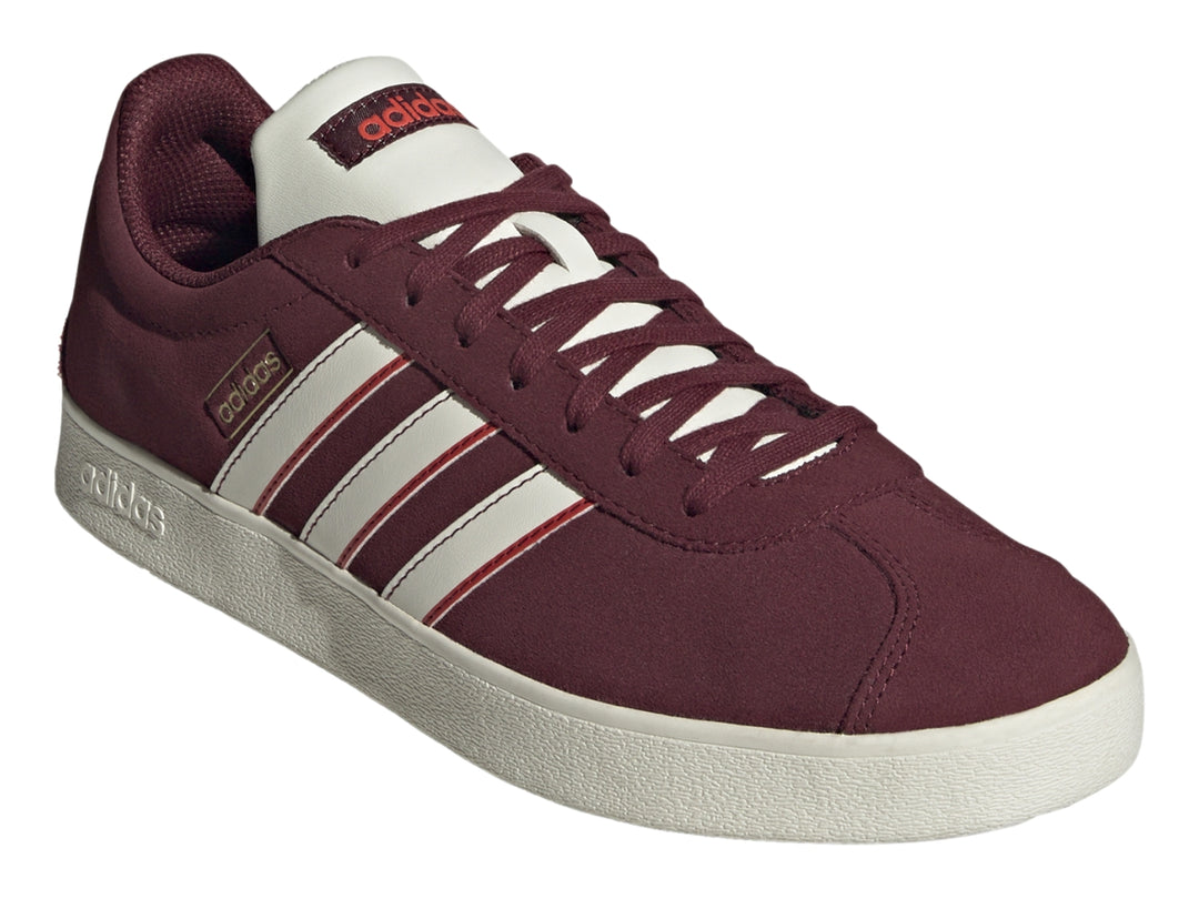 Tenis Adidas VL Court Classic color rojo oscuro con franjas y suela blancas.