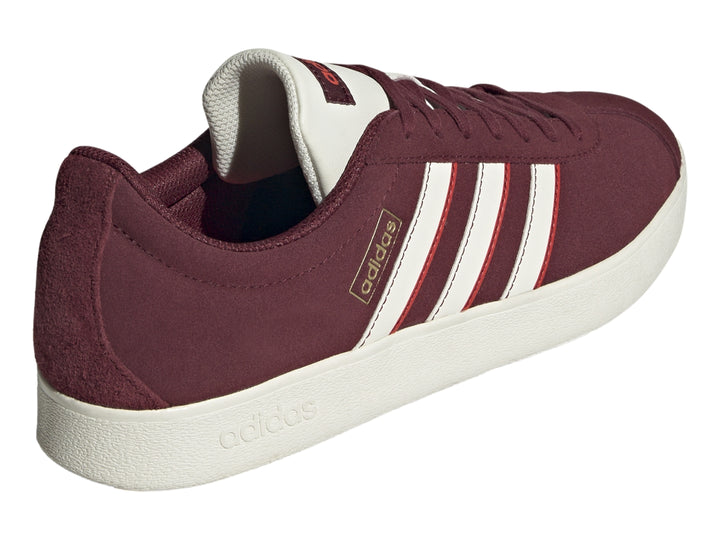 Tenis Adidas VL Court Classic color rojo oscuro con franjas y suela blancas.