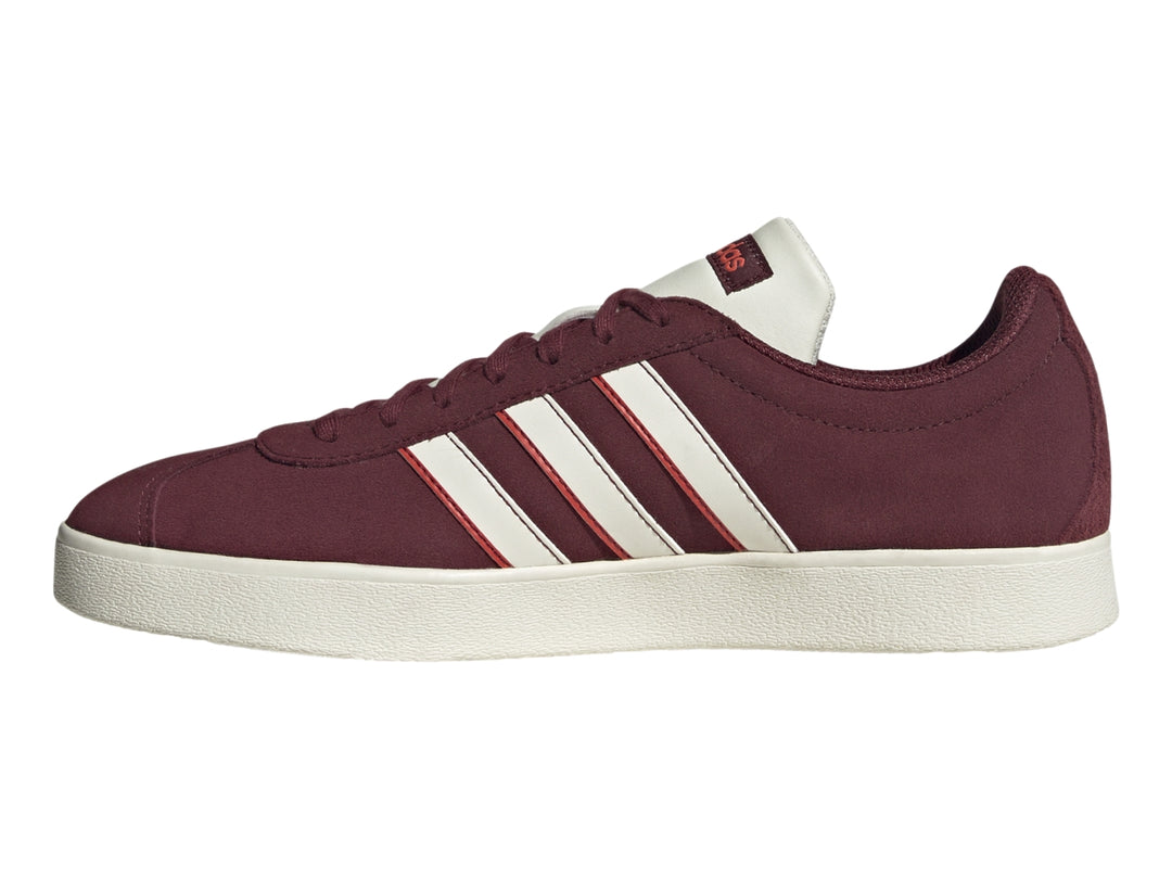 Tenis Adidas VL Court Classic color rojo oscuro con franjas y suela blancas.