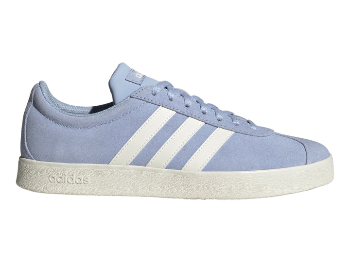 Tenis Adidas VL Court 2.0 color azul claro con tres franjas blancas y suela blanca.