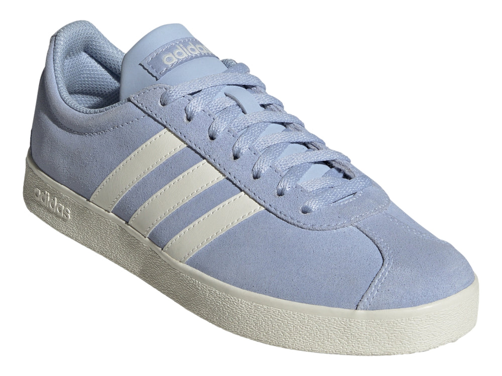 Tenis Adidas VL Court 2.0 color azul claro con tres franjas blancas y suela blanca.