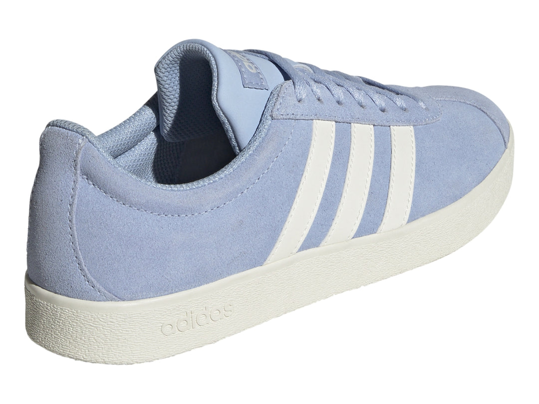 Tenis Adidas VL Court 2.0 color azul claro con tres franjas blancas y suela blanca.