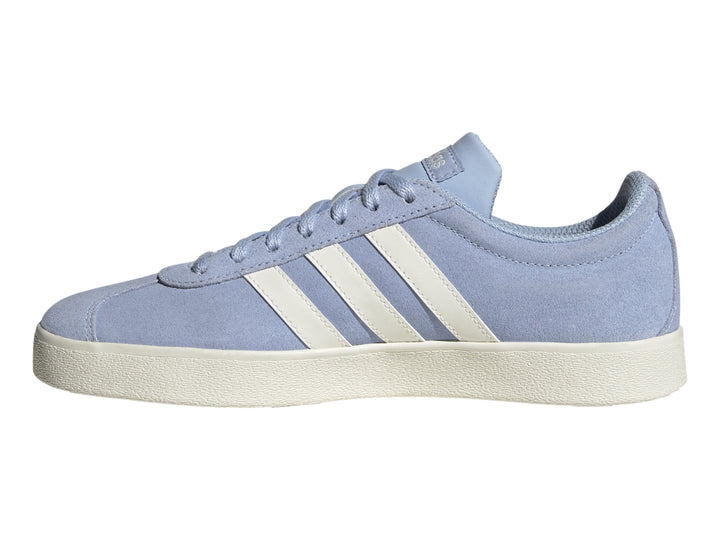 Tenis Adidas VL Court 2.0 color azul claro con tres franjas blancas y suela blanca.