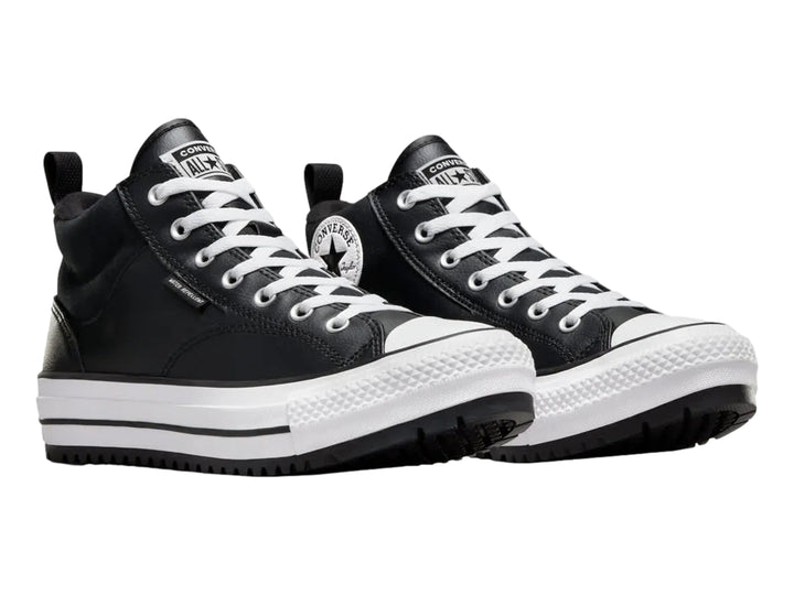 Tenis Converse Chuck Taylor All Star Malden Street Boot Mid color negro con detalles en blanco.
