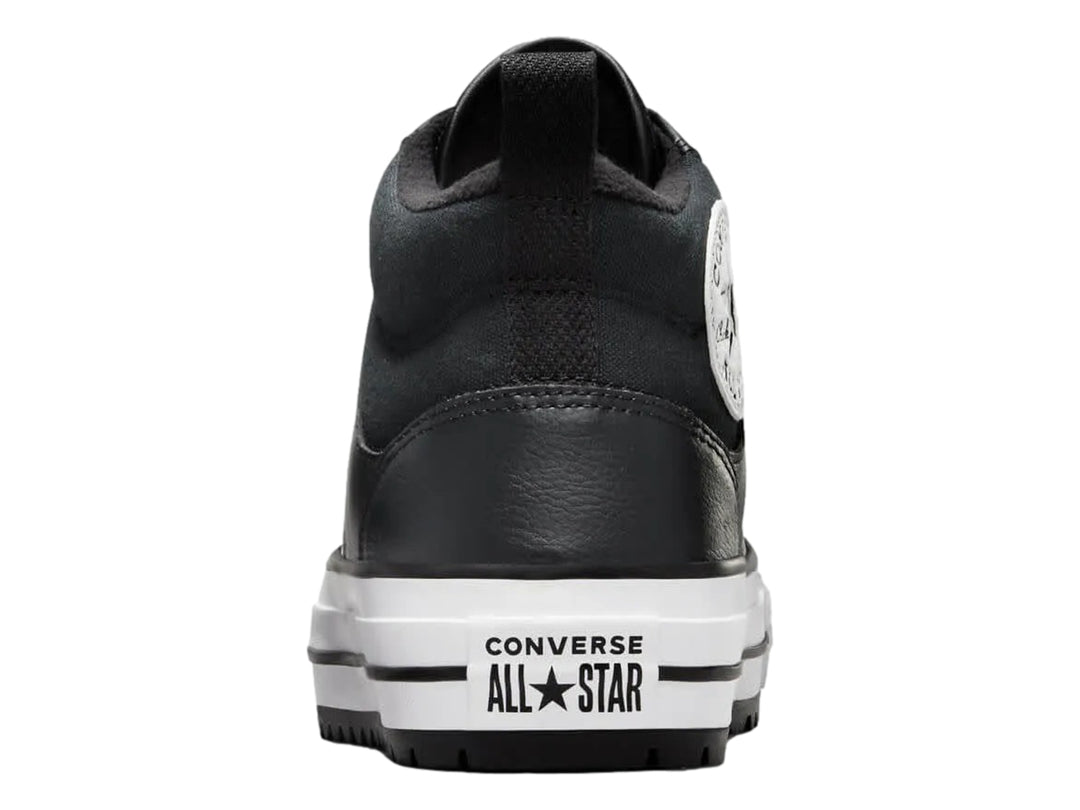 Tenis Converse Chuck Taylor All Star Malden Street Boot Mid color negro con detalles en blanco.